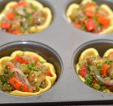 Подсушенные формочки наполняем начинкой. Края теста смазываем желтком, смешанным с 1 ст. ложки воды. Ставим тарталетки в духовку на 10 – 15 минут, пока не подрумянятся края.