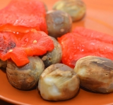 Осторожно очищаем баклажаны и перец от кожицы и семян.