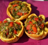 Ароматные, сочные овощные тарталетки готовы, можно подавать к столу. Приятного аппетита!
Cсылка на оригинальный рецепт: hellokitchen.ru/1751/tartaletki-s-baklajanami/