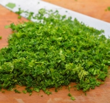 Мелко измельчаем зелень.