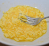 В это время занимаемся тестом, для этого перемешиваем яйцо и масло, но не до однородности, как показано на фото. Для этого нарезаем масло кубиками, а затем слегка мнем их вилкой. Добавляем очень холодную воду.