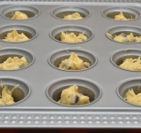 Формочки для кексов заполняем тестом так, чтобы оставалось место, примерно на 2/3, потому что в процессе готовки кексы поднимутся.