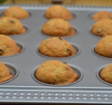 Отправляем наши маффины в духовку минут на 25, до того момента, пока "шапочки" кексов не станут золотистыми. Дольше держать не стоит, потому что донышко кексов может подгореть. Приятного чаепития!
Ссылка на оригинальный рецепт hellokitchen.ru/513/muffins-with-chocolate-chips/