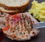 Готово! Подавайте с картофельным пюре или овощным гарниром. Приятного аппетита!
Ссылка на оригинальный рецепт hellokitchen.ru/500/pork/