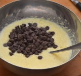 Для начала включите духовку разогреваться до 180 градусов. Разотрите сахар и сливочное масло до однородной массы. Добавьте яйца и очень тщательно перемешайте. Добавьте в тесто ванильную эссенцию и тертый шоколад. Снова хорошо перемешайте.