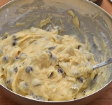 Смешайте муку с разрыхлителем и просейте эту смесь в тесто. Теперь замешиваем густое тесто.