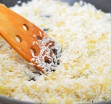 Засыпаем рис при постоянном помешивании и обжариваем примерно 3 минуты, пока рис не впитает масло.