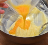 Добавляем половину слегка взбитого яйца, продолжаем взбивать.