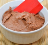 Крем готов, его можно использовать по назначению для своих кулинарных шедевров.
Шоколадно-масляный крем для тортов готов!
Cсылка на оригинальный рецепт: hellokitchen.ru/1602/simple-chocolate-buttercream/