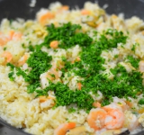 Засыпаем измельченную зелень и хорошо перемешиваем.