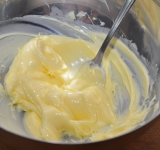 Растаявшее масло взбиваем до однородной воздушной консистенции.