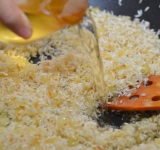 Заливаем вино и обжариваем на сильном огне, при постоянном помешивании 8-10 минут. Жарим до тех пор пока вино практически не выпарится.