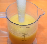 Яблоки взбиваем в блендере до однородности.