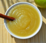 Нежный, ароматный яблочный соус готов, можно подавать к столу! Приятного аппетита!
Cсылка на оригинальный рецепт: hellokitchen.ru/1711/yablochny-sous/