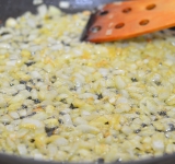 На сковороде расплавляем сливочное масло в оливковом. До золотистого цвета обжариваем мелко нарезанный лук и чеснок.