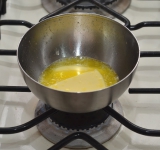 Растопите сливочное масло, а затем уберите его в холодильник, оно должно немного остыть. Пока оно будет остужаться, смешайте сахар, соль и муку.