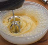 В отдельной посуде взбейте яйца с молоком. В сухие ингредиенты вылейте половин молочной массы и хорошенько перемешайте до однородности. Добавьте охлажденное растопленное масло и снова перемешайте.