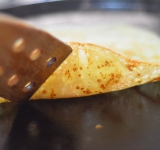 Теперь начинаем жарить блинчики. Все просто: обрызгиваем сковородку маслом и обжариваем блинчики с двух сторон.