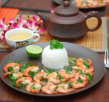 Выкладываем блюдо на тарелку и подаем к столу в гарниром. Хорошо подходит отваренный рис. Приятного аппетита!
Cсылка на оригинальный рецепт: hellokitchen.ru/48/shrimps-in-cream-sauce/