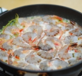 Растапливаем сливочное масло в оливковом. Как только оно нагреется кладем в него мелко нарезанный перец чили, через 30 секунд перчик вынимаем. Выкладываем зелень по вкусу (можно не нарезать), измельченный чеснок, креветки, поливаем соком лайма и жарим 3 минуты. Блюдо солим и перчим.