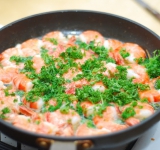 Креветки переворачиваем, посыпаем петрушкой и жарим еще пару минут. Огонь выключаем, креветки готовы. Очень важно не передержать блюдо на огне, иначе креветки станут резиновые.