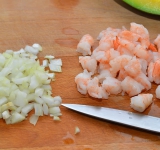 Измельчаем лук, креветки чистим и нарезаем небольшими кусочками.