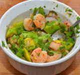 Перемешиваем обжаренные креветки с мелко нарезанной кинзой и измельченным авокадо. По желанию можно слегка посолить начинку.