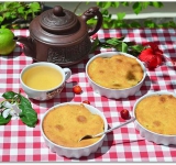 Ставим формы в духовку на 45 минут. Пирог за это время подрумянится до золотистости. Вкусный пирог готов. Подавать к столу надо в теплом виде, лучше всего с шариком ванильного мороженного. Приятного аппетита!
Cсылка на оригинальный рецепт: hellokitchen.ru/193/swedish-apple-cake/