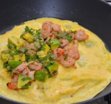 Выкладываем начинку на половину омлета.