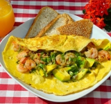 Другой половинкой накрываем начинку и перекладываем омлет со сковороды на тарелку. Омлет готов, можно подавать к столу! Любители острого могут сбрызнуть омлет соусом Табаско. Приятного аппетита!
Cсылка на оригинальный рецепт: hellokitchen.ru/1089/shrimp-and-avocado-omelet/