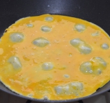 Слегка взбиваем яйца, солим, перчим и выливаем на сковороду с маслом. Обжариваем, пока омлет не схватится. Лопаткой приподнимаем края блинчик, чтобы жидкая часть омлета затекла под них и зажарилась.