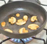 На небольшой сковороде разогреваем растительное масло и обжариваем до готовности мелко порезанный гриб.