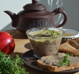 Через пару часов паштет готов, можно подавать к столу! Приятного аппетита!
Cсылка на оригинальный рецепт: hellokitchen.ru/460/chicken-liver-pate/