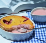 Готовую запеканку разделяем на порции, поливаем соусом и подаем к столу. Приятного аппетита!
Cсылка на оригинальный рецепт: hellokitchen.ru/245/curd-casserole/