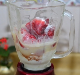 Все ингредиенты помещаем в блендер.