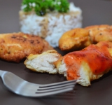 Куриное филе в кляре готово, подаем к столу с гарниром из риса и полив сладким китайским соусом. Приятного аппетита!
Cсылка на оригинальный рецепт: hellokitchen.ru/354/chicken-in-batter/