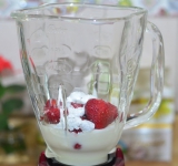 Пока готовится запеканка, приступаем к ягодному соусу. Для его приготовления йогурт, клубнику и сахарную пудру выкладываем в блендер.