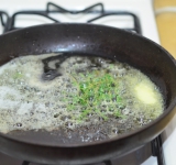 Разогреваем на сковороде сливочное масло в растительном, добавляем веточку тимьяна для большего аромата на минуту, затем веточку выбрасываем.