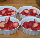 Формочки смазываем сливочным маслом, выкладываем клубнику и слегка присыпаем их сахаром. Кто любит кислинку, сахаром может не посыпать.