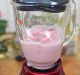 Взбиваем ингредиенты до однородности (буквально несколько секунд). Готовый соус наливаем в соусницы и на время ставим в холодильник.