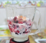 Все ингредиенты перемешиваем в однородное пюре в блендере.