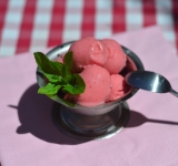 Вкусное и нежное мороженое с ярким клубничным вкусом готово, подаем к столу! Приятного аппетита!
Cсылка на оригинальный рецепт: hellokitchen.ru/446/strawberry-ice-cream/