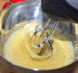 Взбиваем яйца с сахаром, чем лучше взбить яйца – тем пышнее будет запеканка.