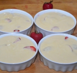 Заливаем ягоды приготовленным тестом и ставим формы в предварительно разогретую духовку на 25-30 минут, пока запеканка не покроется золотистой корочкой.