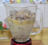 Перекладываем все в блендер и взбиваем до однородного пюре.