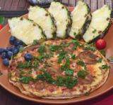 Омлет готов, снимаем с огня, перекладываем на тарелку, украшаем зеленью и подаем к столу. Приятного аппетита!
Cсылка на оригинальный рецепт: hellokitchen.ru/222/omelet-with-mushrooms/