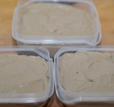 Получившийся паштет раскладываем по формочкам.