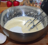 Добавляем крахмал и хорошо перемешиваем.