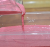 Переливаем пюре в лоток.