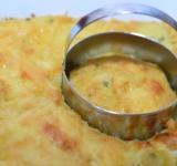 Готовый картофель нарезаем на квадратики или при помощи формочки в кружочки.